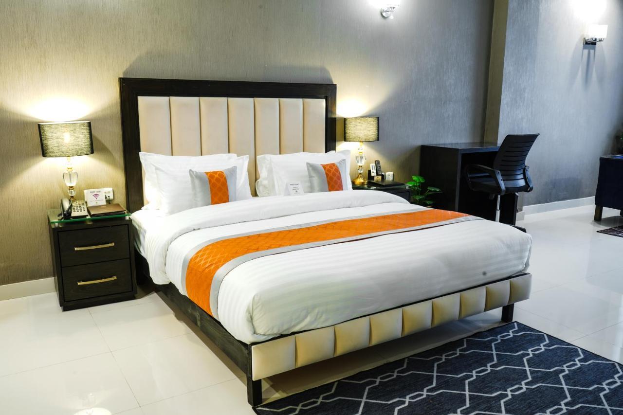 Oxygym Club Hotel & Suites Faisalabad Eksteriør billede