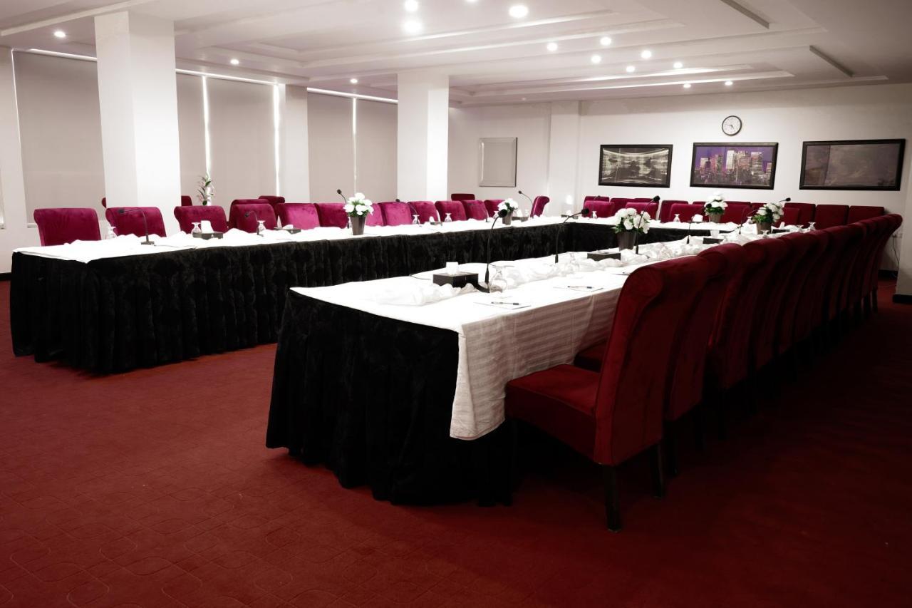 Oxygym Club Hotel & Suites Faisalabad Eksteriør billede